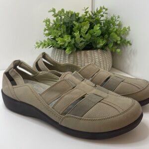 Clarks Women's Sz 10 Silliant Shoe Beige Tan Slip On Cutout Straps Loafer